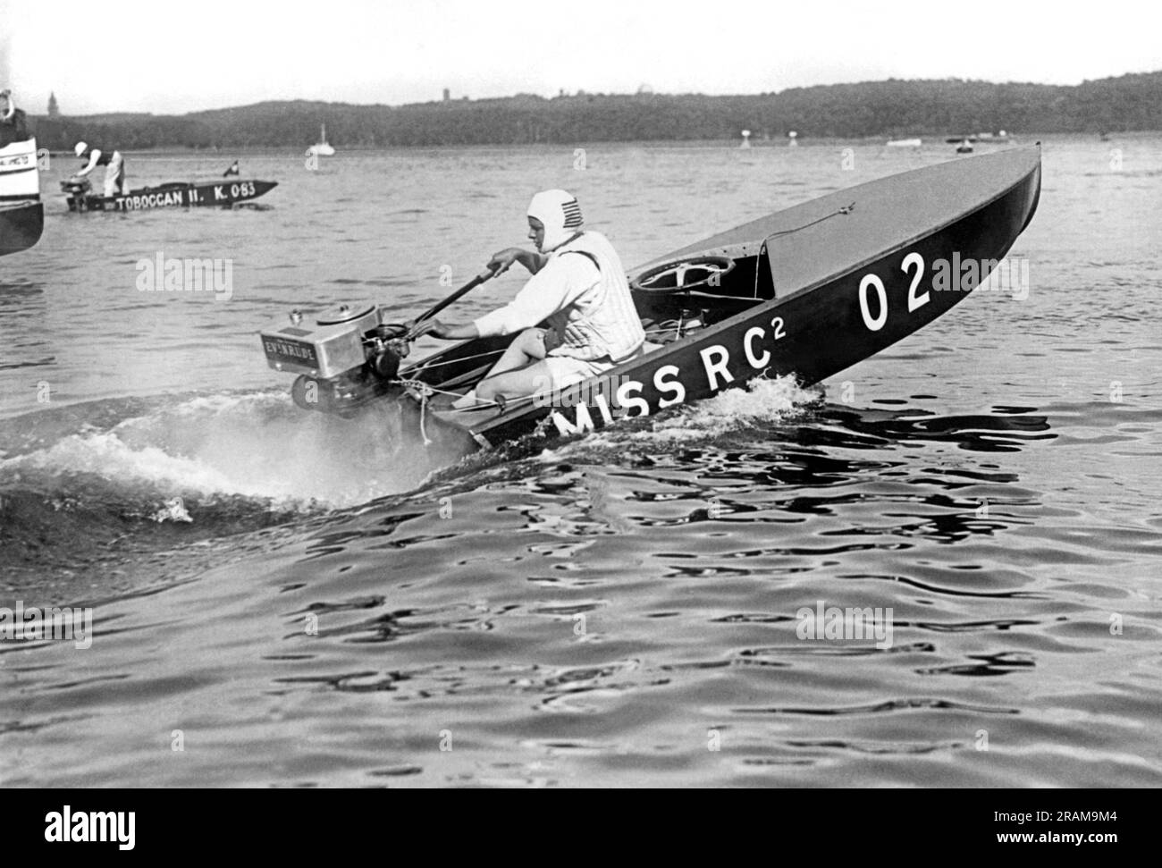 Templinsee, Deutschland: 1926. Helen Hentschel aus New York gewinnt die Klasse-B-Außenbordrennen auf dem Templin-See in Deutschland mit einer Durchschnittsgeschwindigkeit von 28,7 km/h. Stockfoto