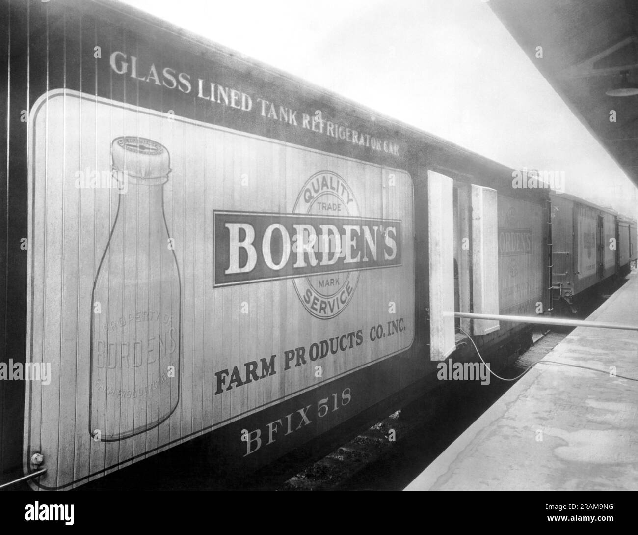 New York, New York: ca. 1928 Ein Eisenbahnwaggon aus Bordens Milchkühlschrank ist mit einem nahtlosen Glasbehälter mit Korkbezug ausgestattet, der die Milch for16 Stunden lang ohne Eis bei 37 Grad hält. Stockfoto