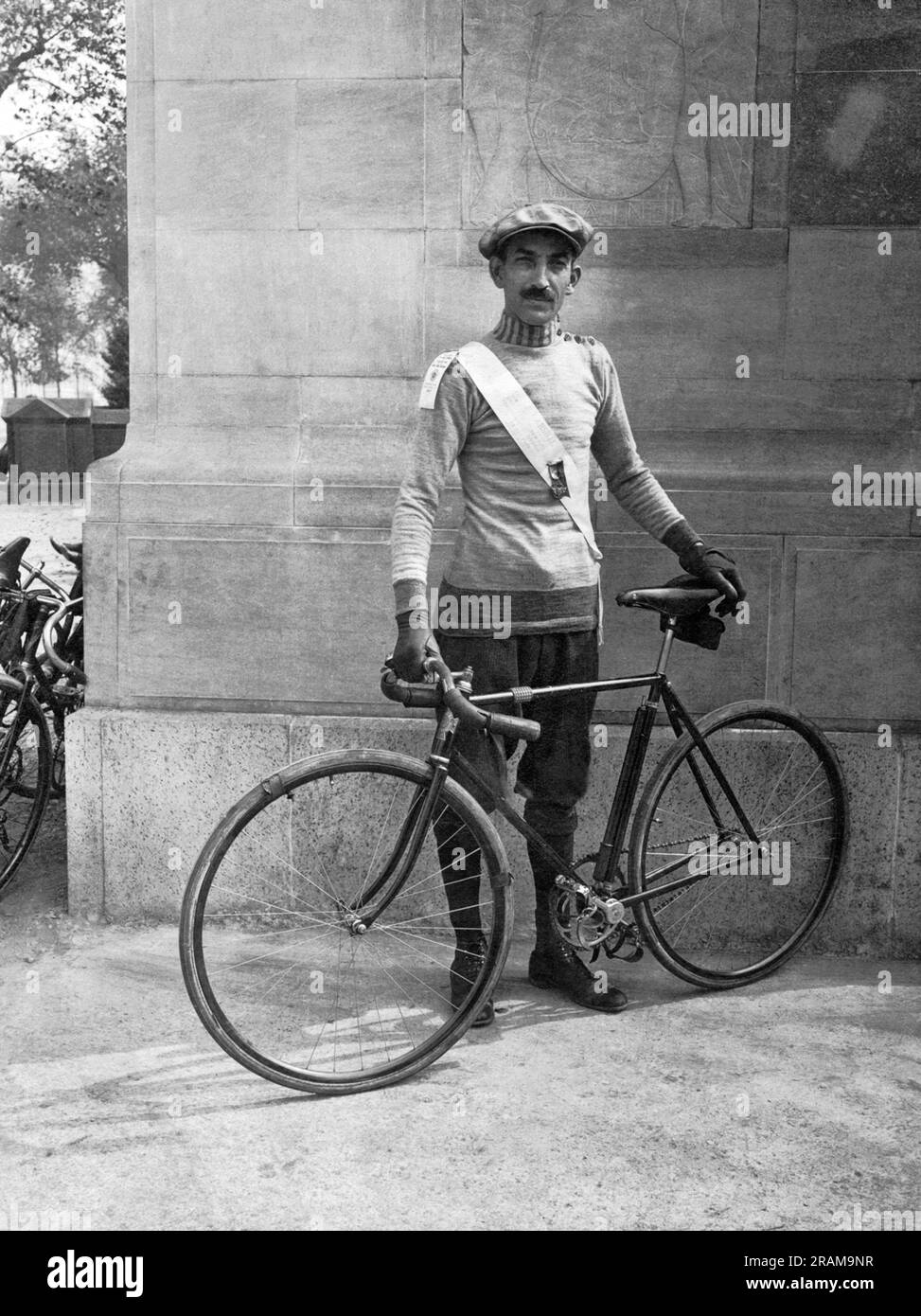 New York, New York: ca. 1910 Mitglied des Century Bicycle Club of America. Stockfoto