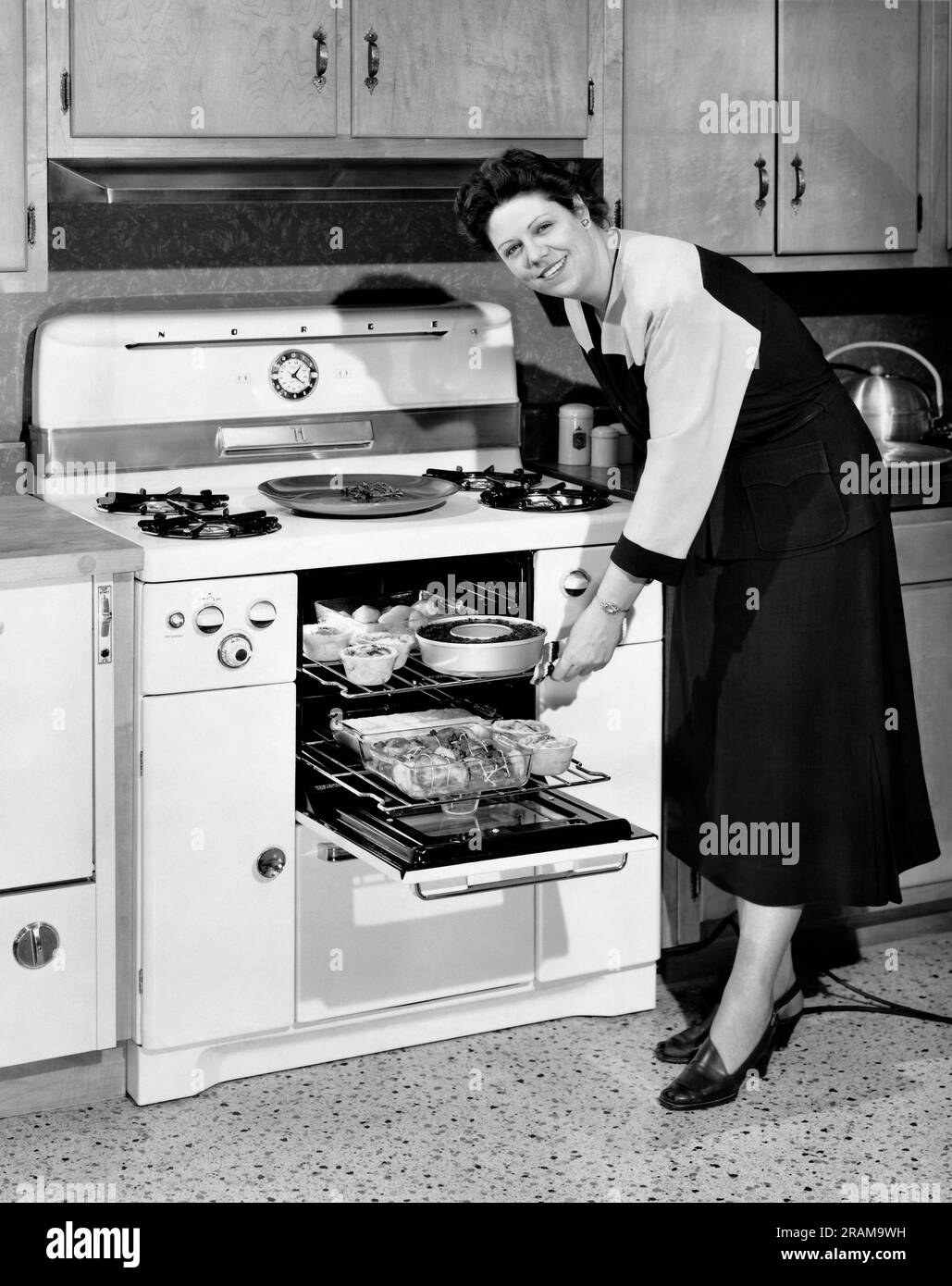Chicago, Illinois: Januar 1951 Home Economist Jane Masters leitet die Forschungsabteilung Viking Kitchen für Norge Ranges. Stockfoto