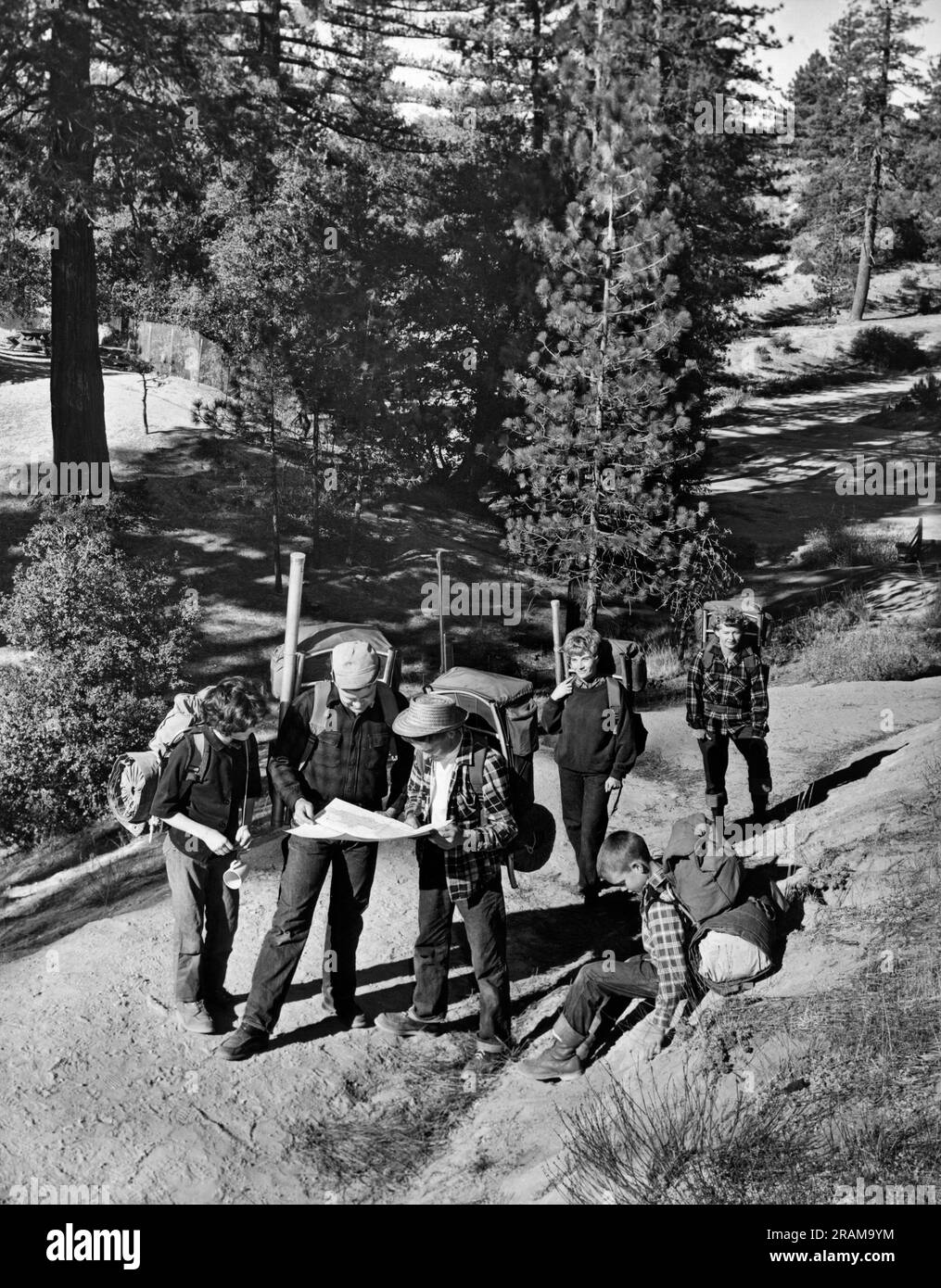 Montana: ca. 1958 Eine Familie plant ihre Route für einen 12-tägigen Rucksackausflug durch die Bob Marshall Wilderness Area. Stockfoto