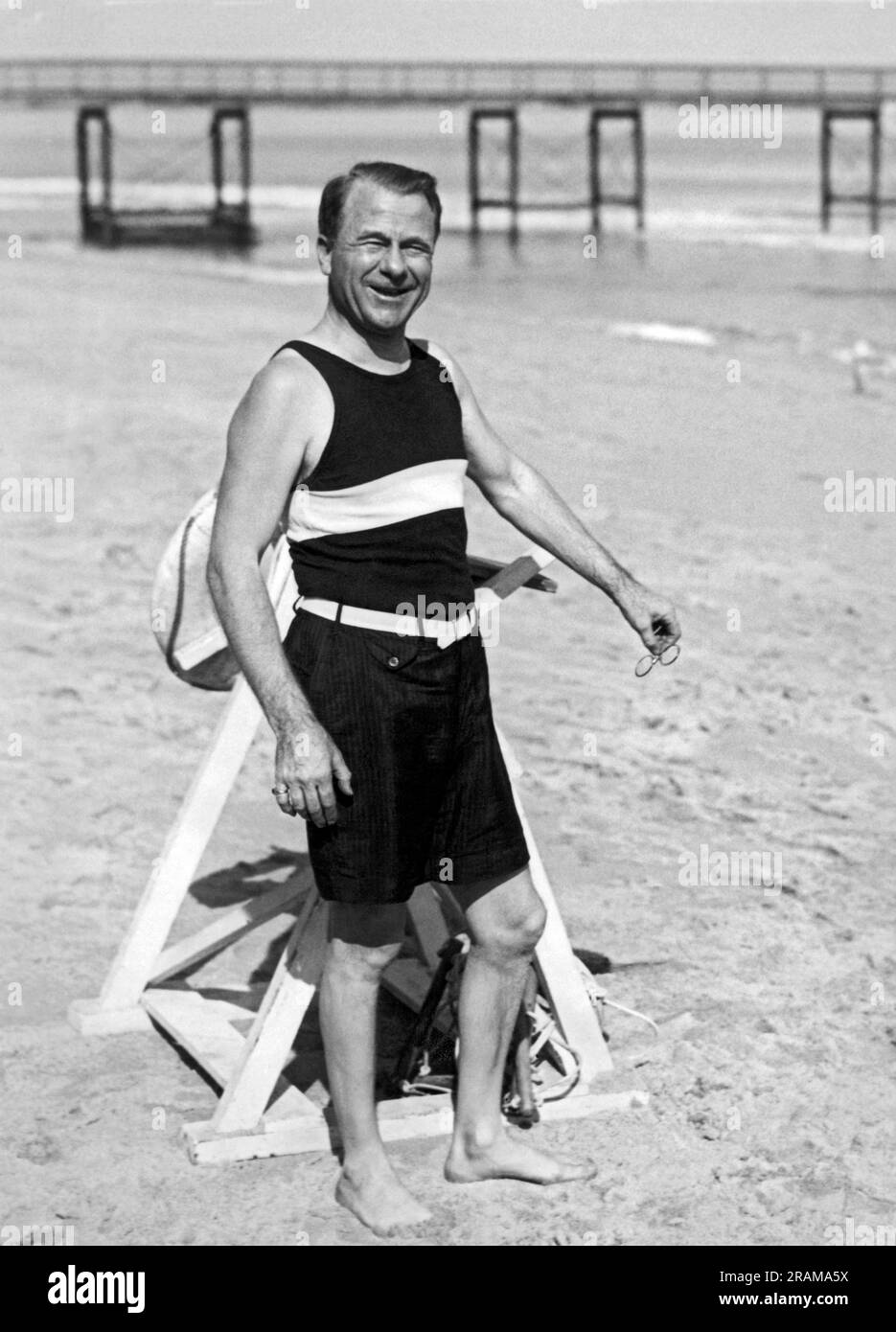 Palm Beach, Florida: 6. Januar 1927. Harry Dunn aus New York und Präsident der Fisk Rubber Company genießen den warmen Winterstrand von Palm Beach. Stockfoto