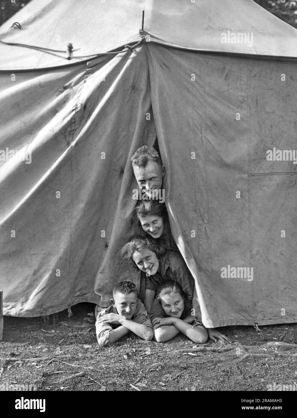 Banff, Alberta, Kanada: c. 1934 Eine Familie, die in Banff campen Möchte, steht für ein ungewöhnliches Familienporträt. Stockfoto