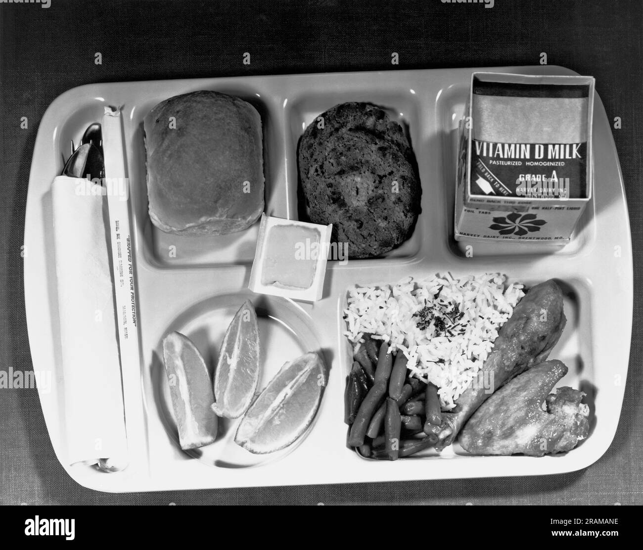 Washington, D.C.: 1. Juni 1966. Ein Schulessen vom Typ A, wie vom Landwirtschaftsministerium festgelegt, mit Proteinfutter, Obst, Gemüse, Brot und Butter und Milch. Stockfoto