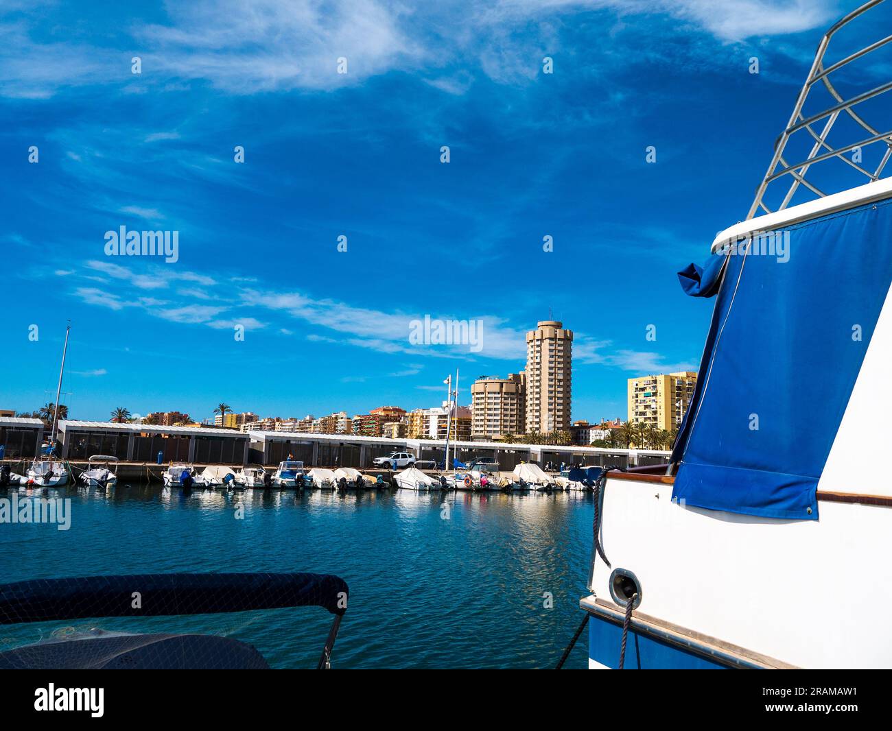 Yachthafen und Hafen von Fuengrola in Spanien Stockfoto