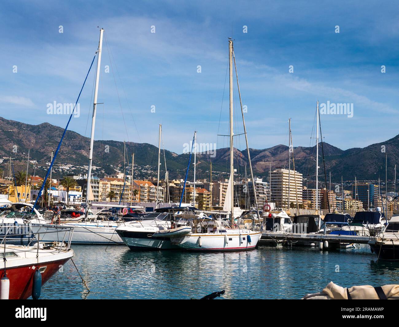 Yachthafen und Hafen von Fuengrola in Spanien Stockfoto