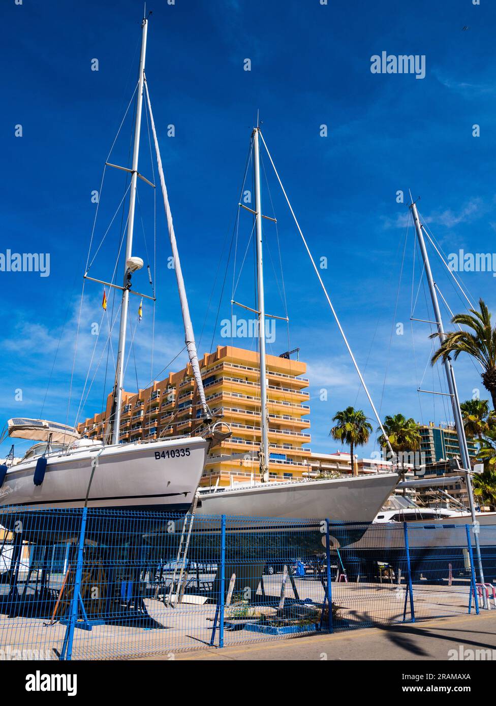 Yachthafen und Hafen von Fuengrola in Spanien Stockfoto