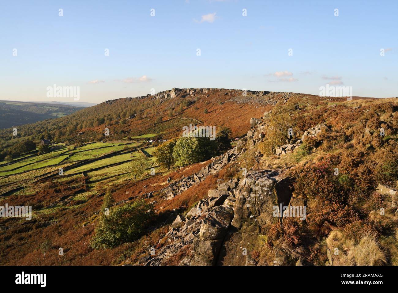 Malerische Curbar Edge Derbyshire England UK Peak District Moorland English National Park, britische Landschaft Schönheit Spot Gritstone Steilhang Stockfoto