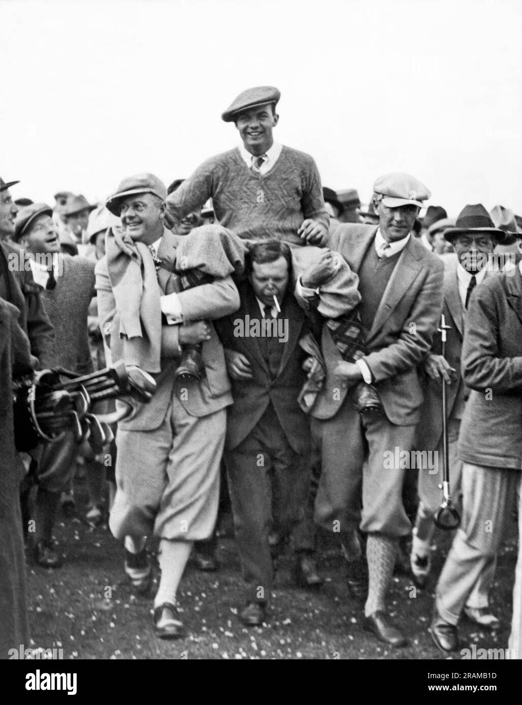Gullane, Schottland: 1926. Jesse Sweetser wird nach dem Sieg der britischen Amateurmeisterschaft bei Muirfield von den Schultern seiner Anhänger getragen. Stockfoto