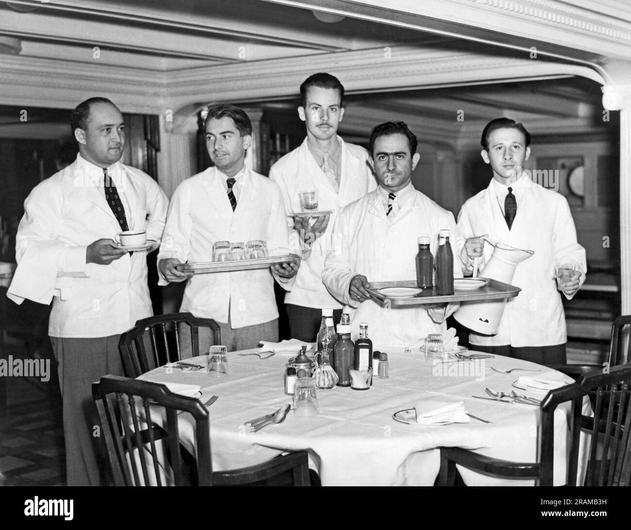 San Francisco, Kalifornien: ca. 1940er. Fünf Passagiere, die Server an Bord des SS-Präsidenten Monroe waren. Stockfoto