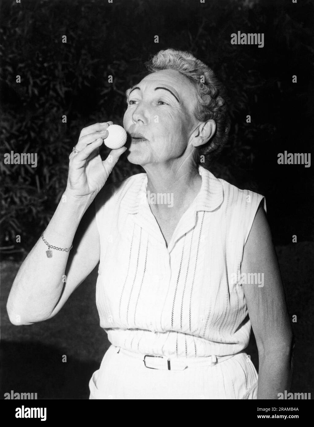 Phoenix, Arizona: 1957. Diese dankbare Golferin küsst den Ball, den sie während der Qualifikation für das Southwestern Tournament für ihr erstes Loch in einem 156-Meter-Loch geschlagen hat. Stockfoto