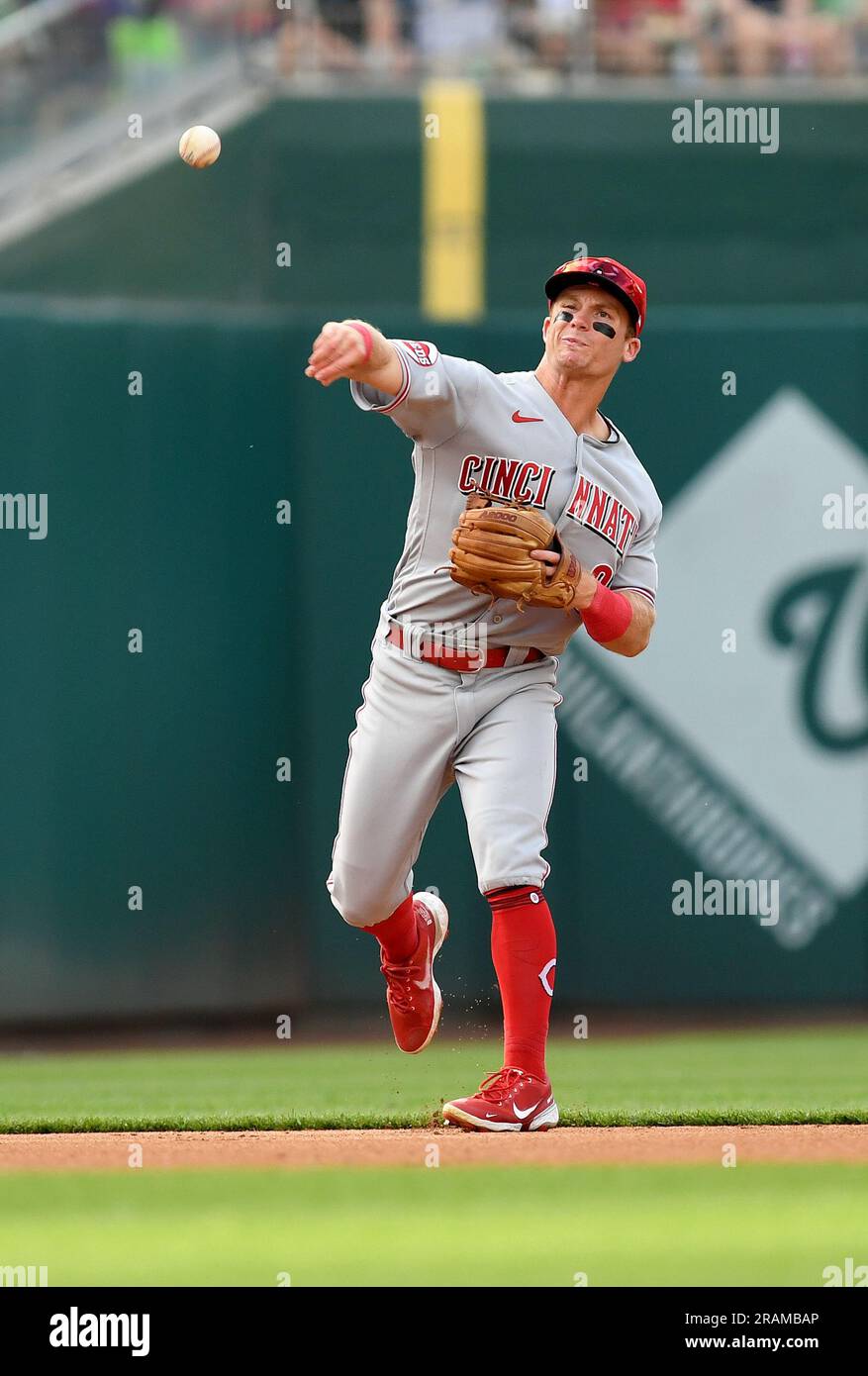 WASHINGTON, DC - JULY 03: Reds shortstop Matt McLain (9) throws to first base during the Cincinnati Reds versus Washington Nationals MLB game at Nationals Park on July 3, 2023 in Washington, D.C.. (Photo by Randy Litzinger/Icon Sportswire) (Icon Sportswire via AP Images) Stockfoto