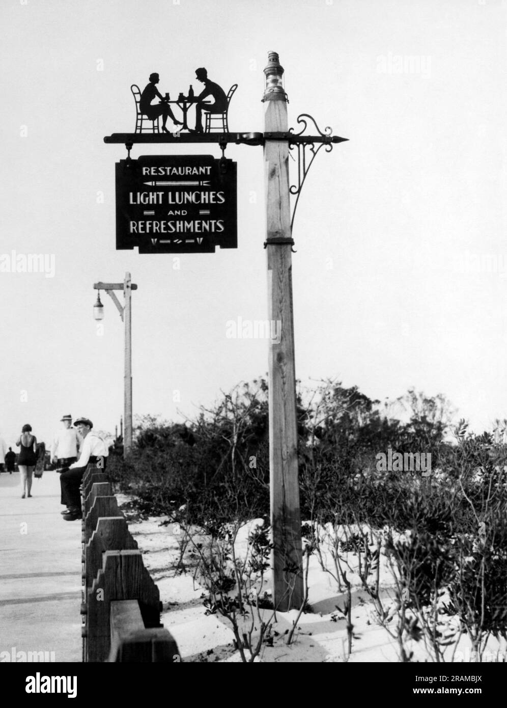 Long Island, New York: ca. 1928. Im Jones Beach State Park werden jetzt einzigartige dekorative Schilder verwendet. Dieser zeigt den Weg zum Restaurant. Stockfoto