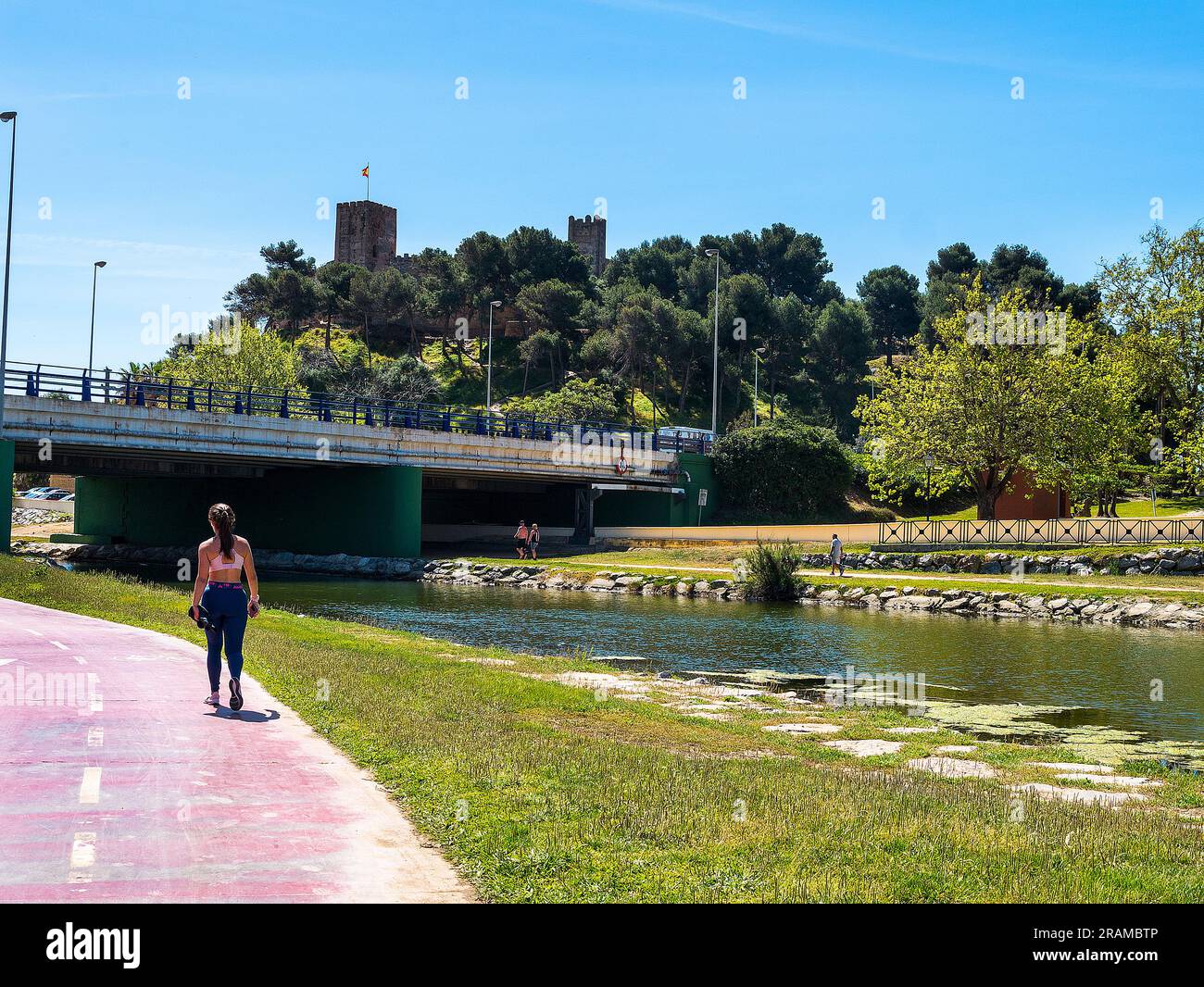 Schloss Sohail und Arnada-Brücke im Parque Fluvial in Fuengirola Spanien Stockfoto