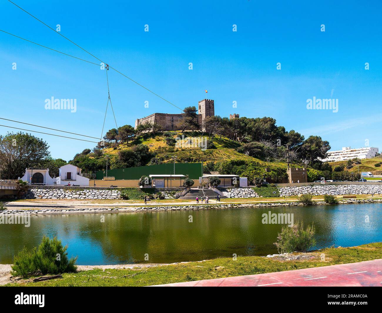 Schloss Sohail und Arnada-Brücke im Parque Fluvial in Fuengirola Spanien Stockfoto