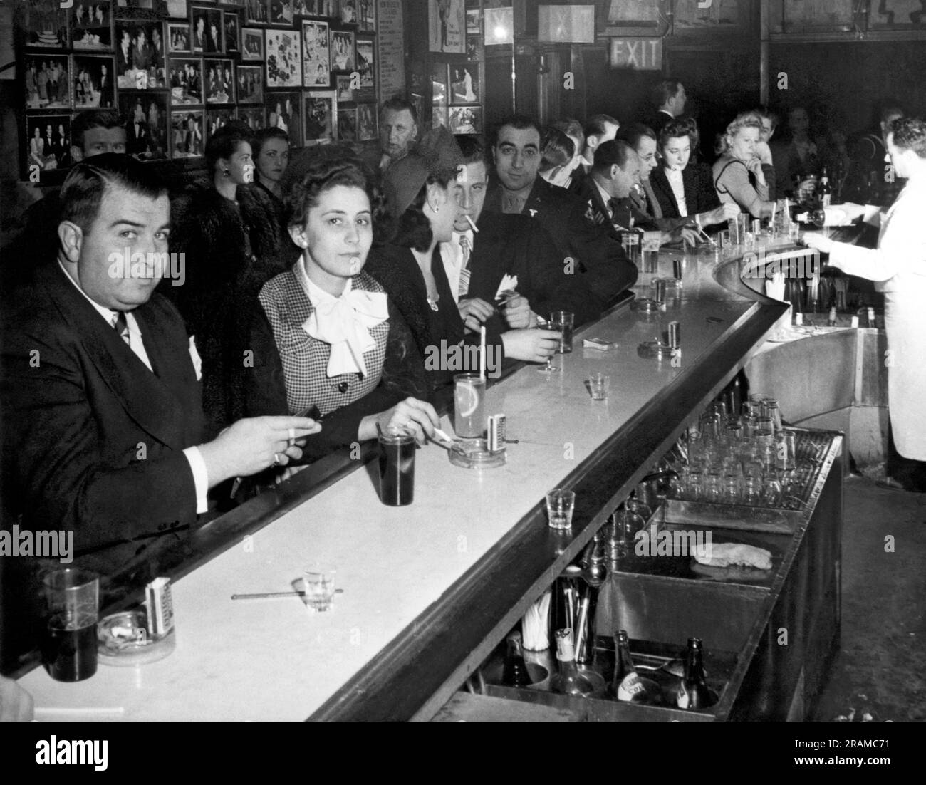 New York, New York: ca. 1945. Eine überfüllte und rauchige Bar-Szene im Zweiten Weltkrieg. Stockfoto