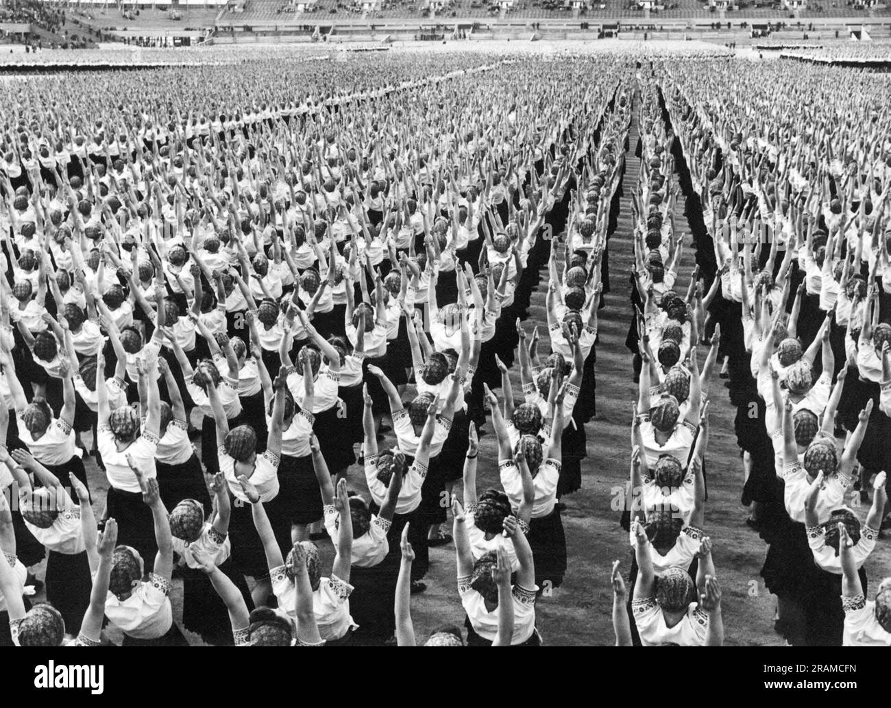 Tschechoslowakei: ca. 1938 000 Frauen, die in einem Stadion Sport treiben. Stockfoto