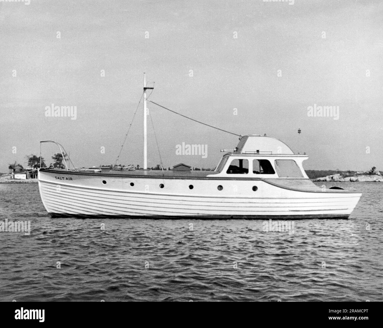 Vereinigte Staaten: c. 1935. Das Motorboot "Salt Air" vor Anker. Stockfoto