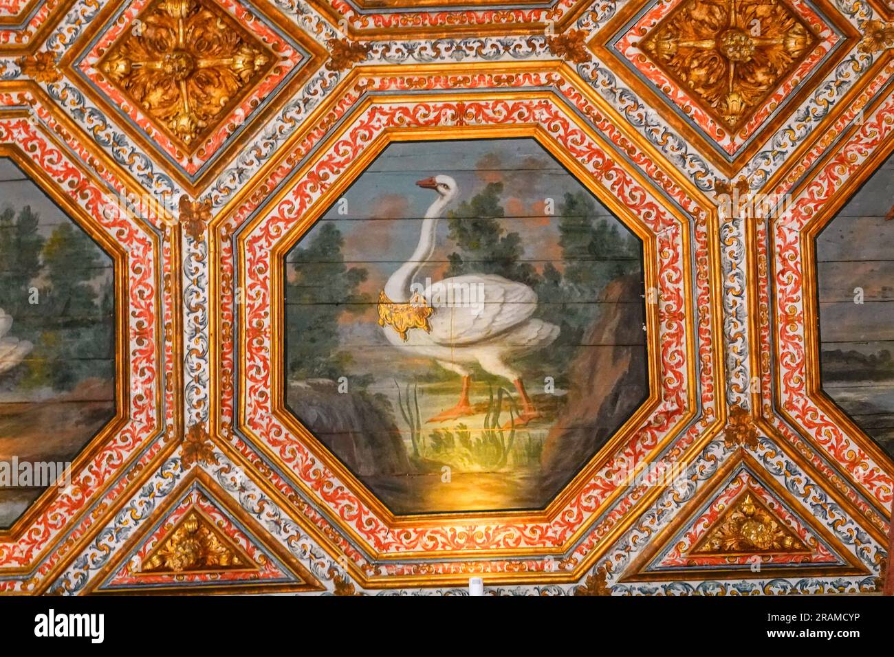 Die Schwanenhalle oder große Halle mit dekorierten Deckenpaneelen, die mit gekrönten Schwanen bemalt sind, befindet sich im Nationalpalast Sintra in Sintra, Portugal. Die romantischen architektonischen und märchenhaften Paläste ziehen Touristen aus der ganzen Welt an. Stockfoto