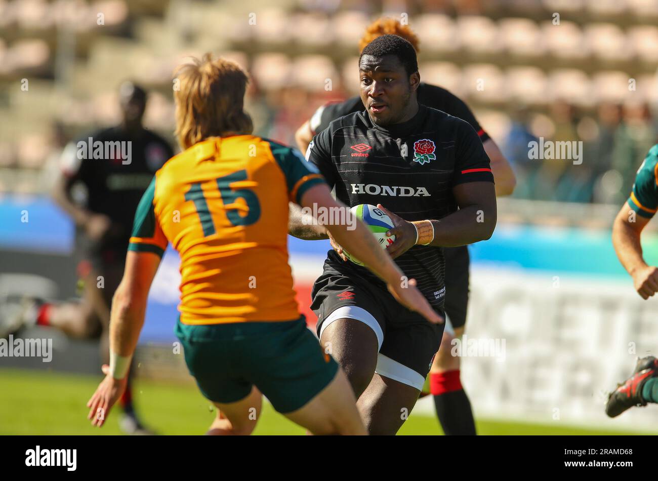 Kapstadt, SÜDAFRIKA - Dienstag, 04. Juli 2023, durchbricht Nathan Jibulu von England die australische Verteidigung, bevor er während des World Rugby U20 Championship-Spiels zwischen Australien und England im Athlone Stadium in Kapstadt, Südafrika, auf Mason Gordon von Australien trifft. Stockfoto