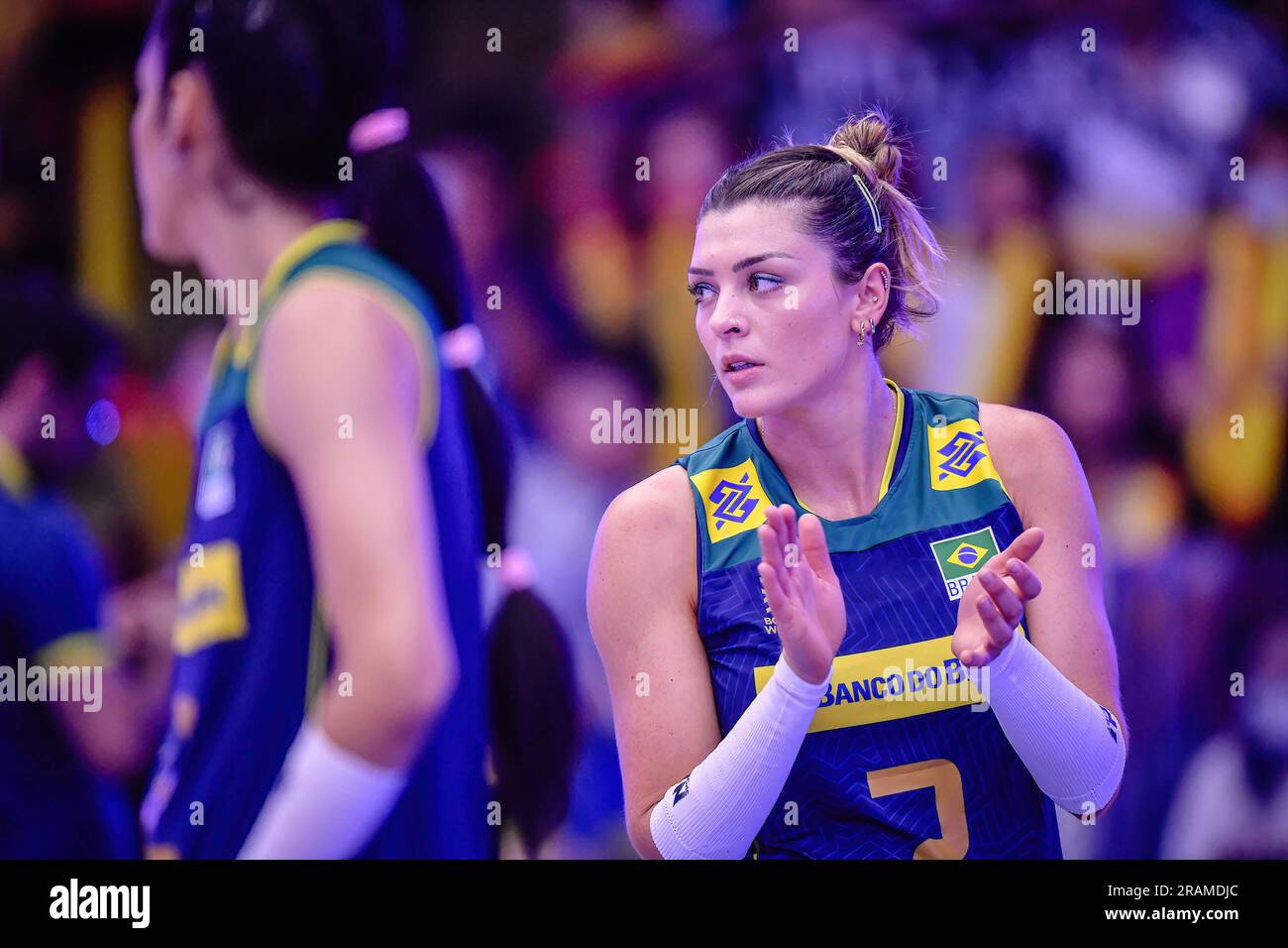 Bangkok, Thailand. 02. Juli 2023. Rosamaria of Brazil applaudiert während der FIVB Volleyball Women's Nations League zwischen Thailand und Brasilien im Hua Mak Indoor Stadium. Endstand: Thailand 0:3 Brasilien. Kredit: SOPA Images Limited/Alamy Live News Stockfoto