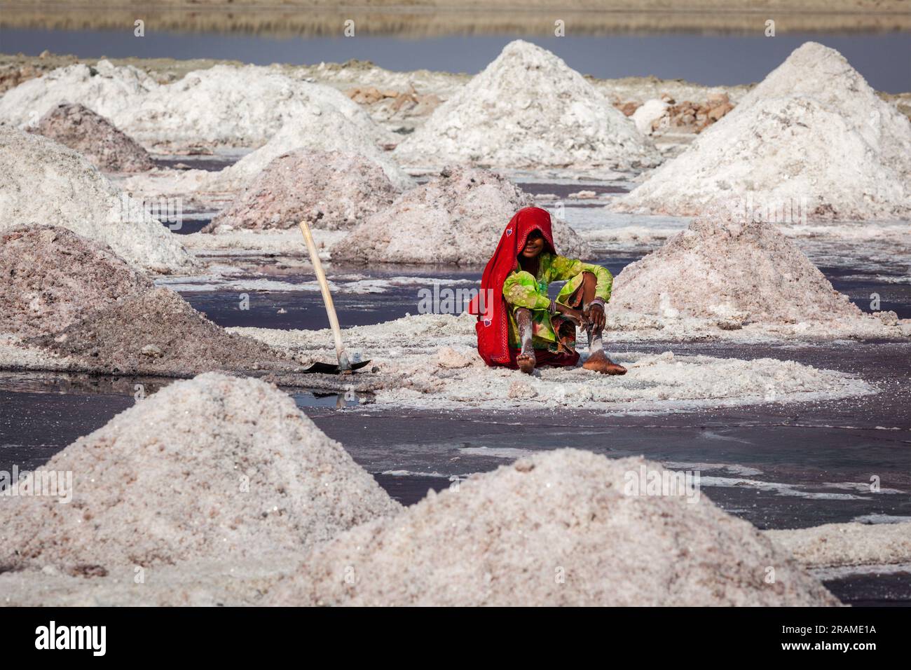 Eine Frau, die Salz am See Sambhar, Rajasthan, Indien, abbaut Stockfoto