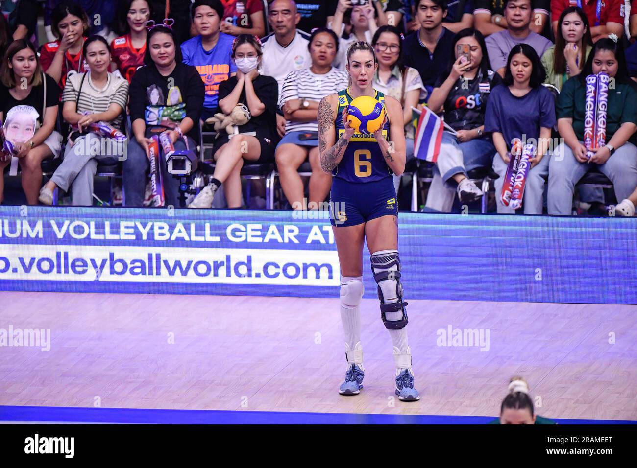 Bangkok, Thailand. 02. Juli 2023. Rosamaria aus Brasilien wurde während der FIVB Volleyball Women's Nations League zwischen Thailand und Brasilien im Hua Mak Indoor Stadium in Aktion gesehen. Endstand: Thailand 0:3 Brasilien. (Foto: Amphol Thongmueangluang/SOPA Images/Sipa USA) Guthaben: SIPA USA/Alamy Live News Stockfoto