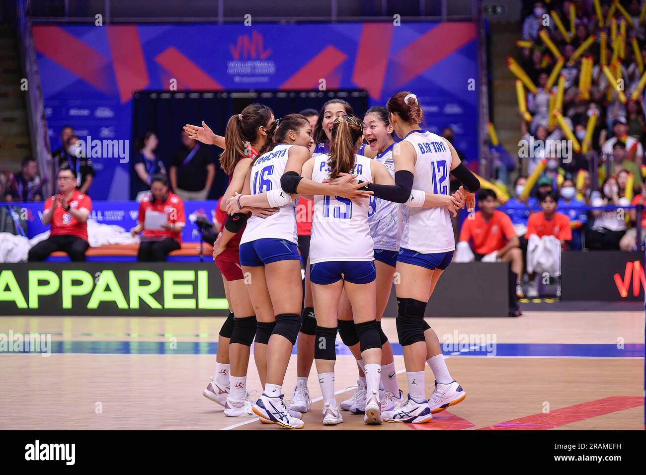 Bangkok, Thailand. 02. Juli 2023. Thailändische Frauen feiern, nachdem sie während der FIVB Volleyball Women's Nations League zwischen Thailand und Brasilien im Hua Mak Indoor Stadium einen Punkt erzielt haben. Endstand: Thailand 0:3 Brasilien. (Foto: Amphol Thongmueangluang/SOPA Images/Sipa USA) Guthaben: SIPA USA/Alamy Live News Stockfoto