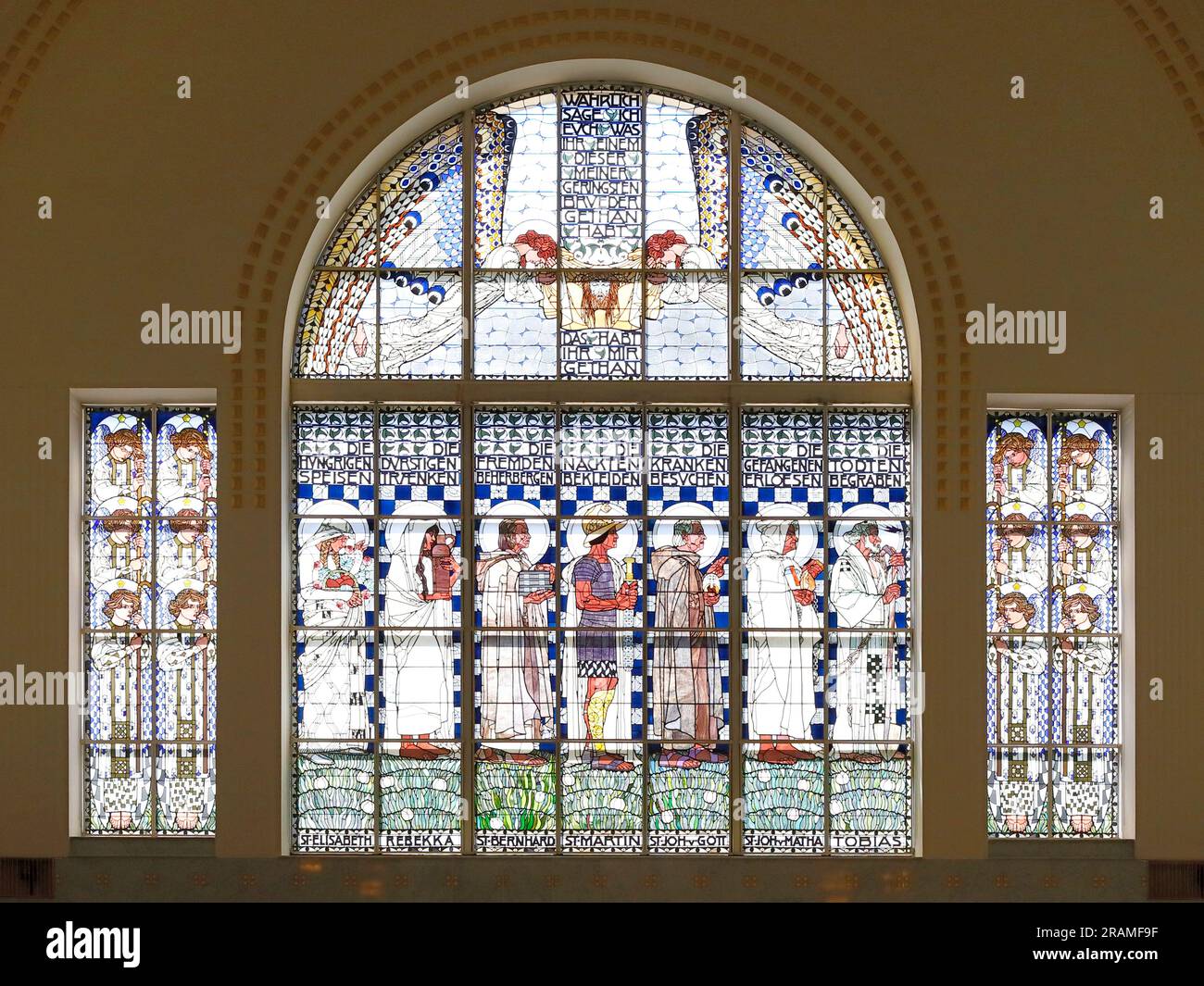 Buntglasfenster mit christlichen Ideen und Lehren in der Kirche St. Leopold am Steinhof, Wien Stockfoto