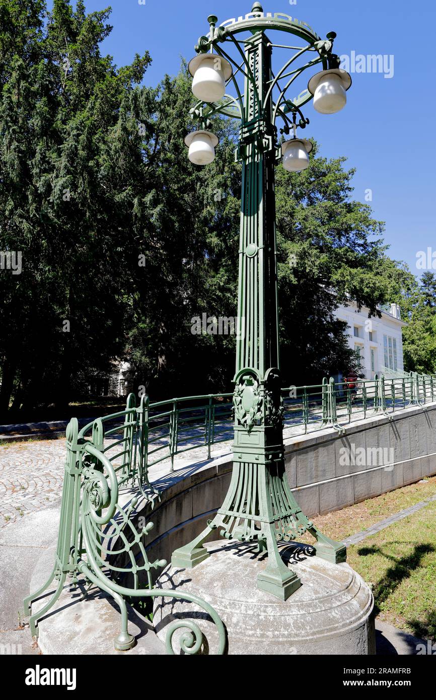 Ein sehr hübsches Säulenlicht im Jugendstil, am Steinhof, Wien Stockfoto