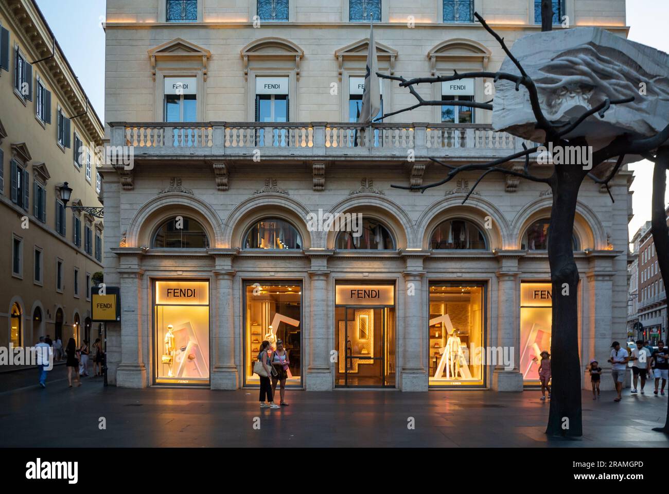 Rom, Latium, Italien, 4. Juli 2023, Ein Schaufenster von Fendi in der spagna-Gegend von Rom. Stockfoto