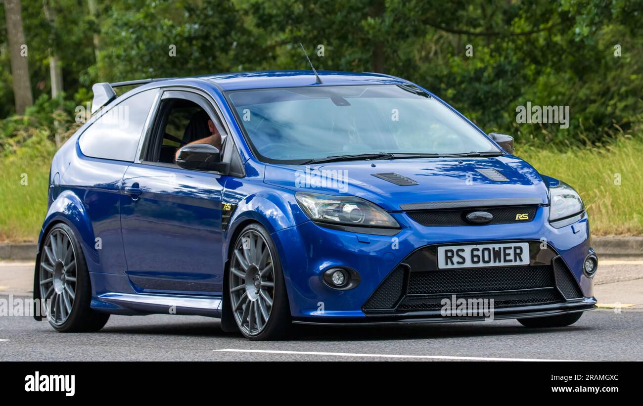 Milton Keynes, Großbritannien - Juli 2. 2023. 2010 blauer FORD FOCUS RS-Wagen, der auf einer englischen Landstraße unterwegs ist Stockfoto