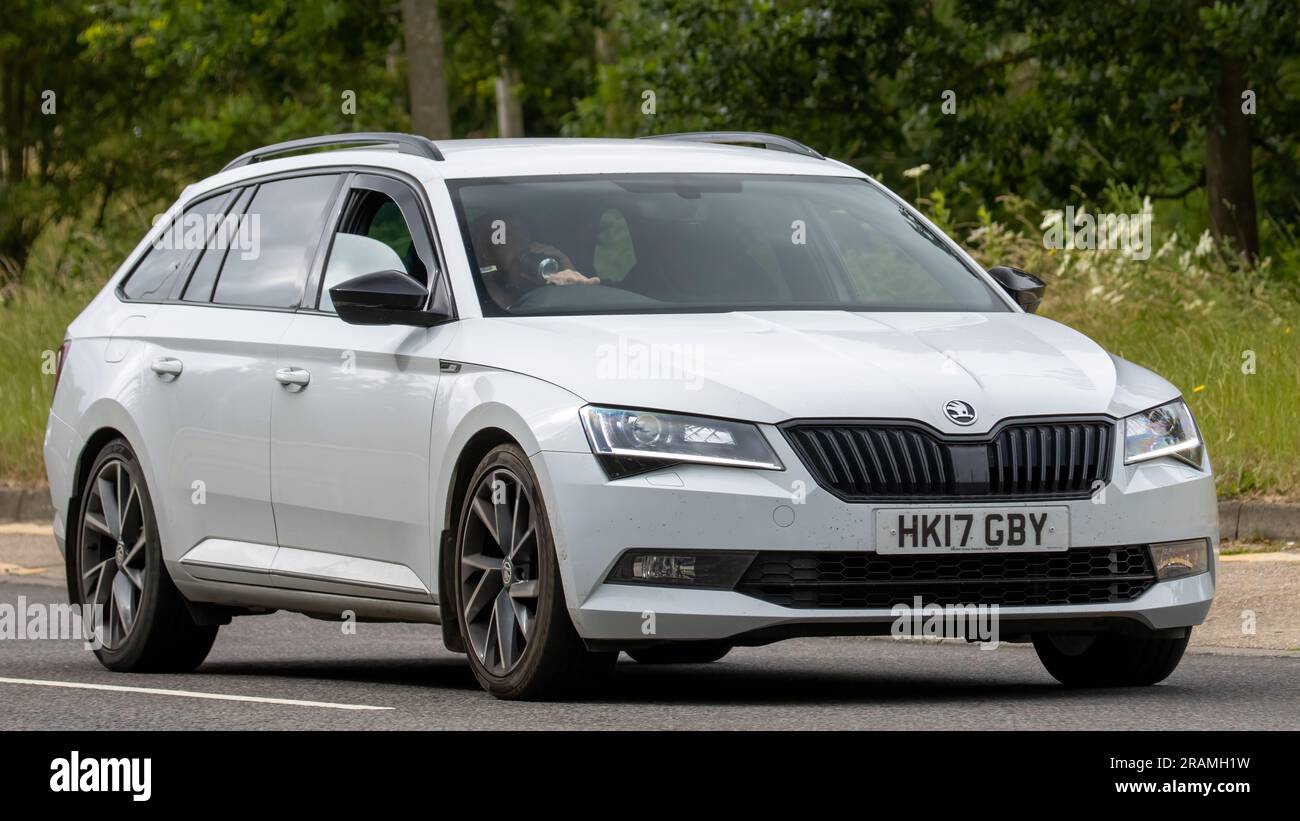 Milton Keynes, Großbritannien - Juli 2. 2023. 2017 White SKODA SUPERB SPORTLINE TSI 4X4 S-A, das auf einer englischen Landstraße fährt Stockfoto