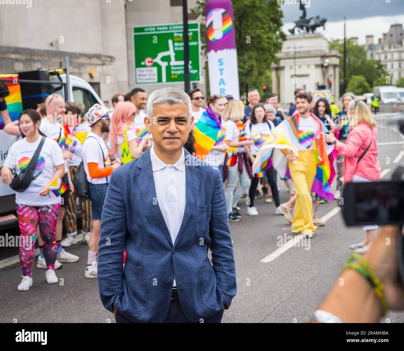 Sadiq Khan, Bürgermeister von London, führt ein Interview vor Beginn der Parade "Pride in London" Stockfoto