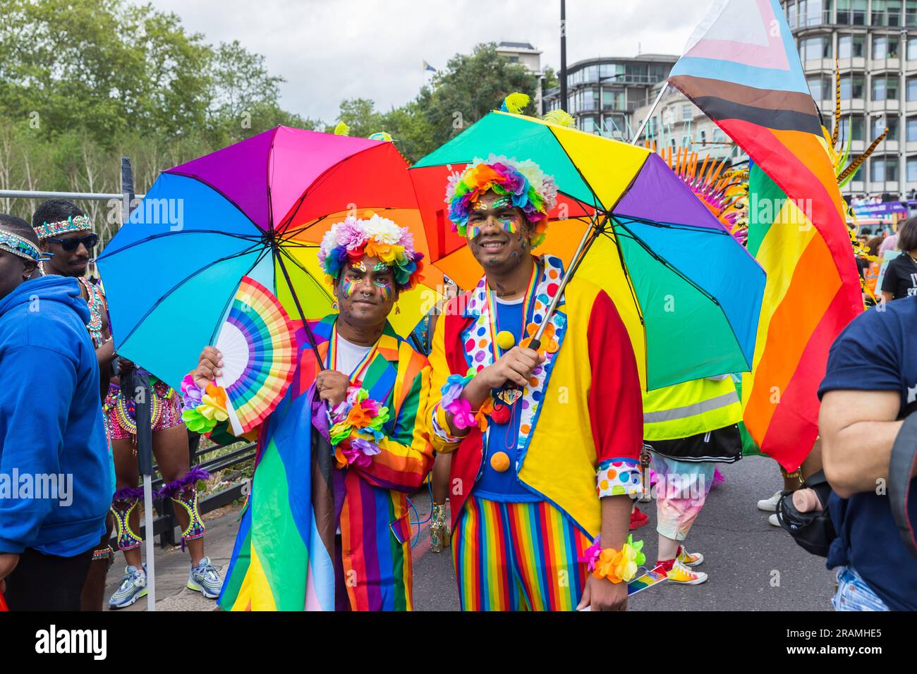 Südasiatische Männer in Regenbogenfarben nehmen an der Parade „Pride in London“ Teil Stockfoto