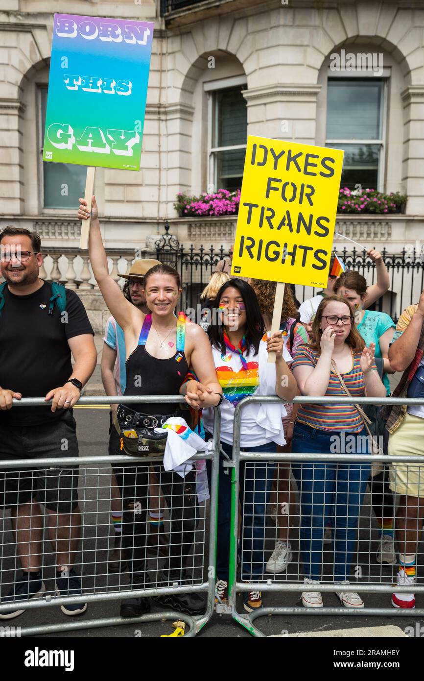 Zwei Lesben halten ein Plakat für Transitrechte auf der Route der Pride-in-London-Parade Stockfoto