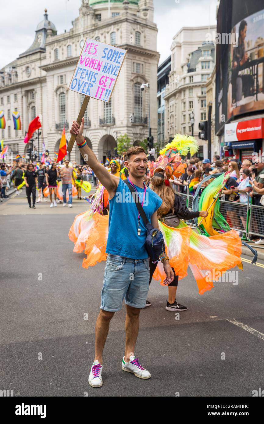 Ein Mann mit Plakat, auf dem die Transrechte unterstützt werden, sagt, dass einige Frauen Penisse bei der "Pride in London" Parade haben Stockfoto