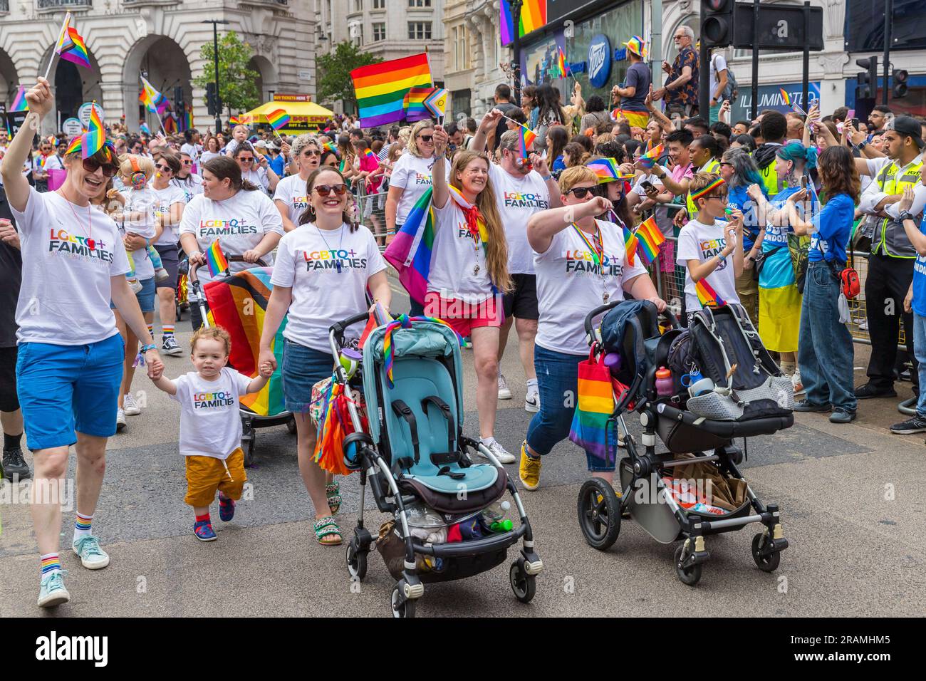 LGBT+-Familien marschieren bei Pride in London Stockfoto