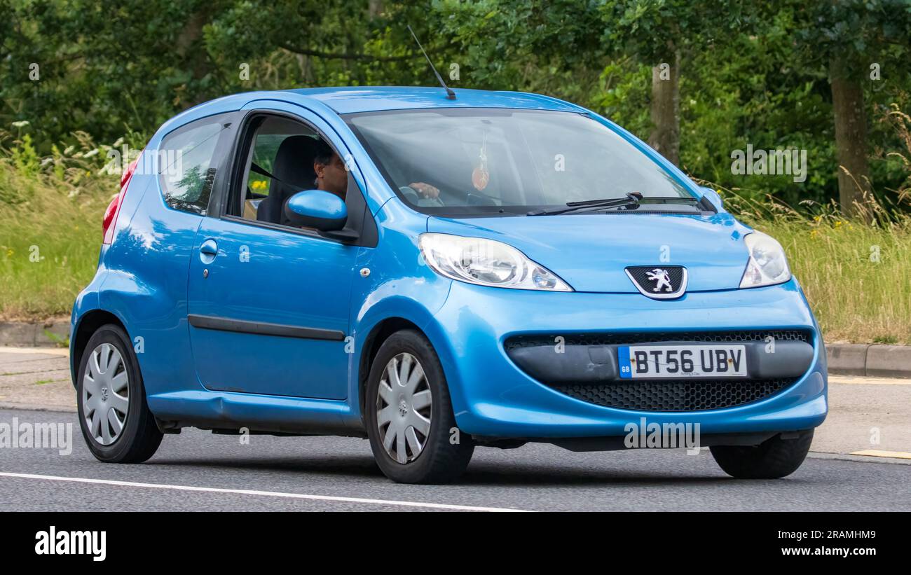 Milton Keynes, Großbritannien - Juli 2. 2023. 2006 blaues PEUGEOT 107 Auto, das auf einer englischen Landstraße fährt Stockfoto