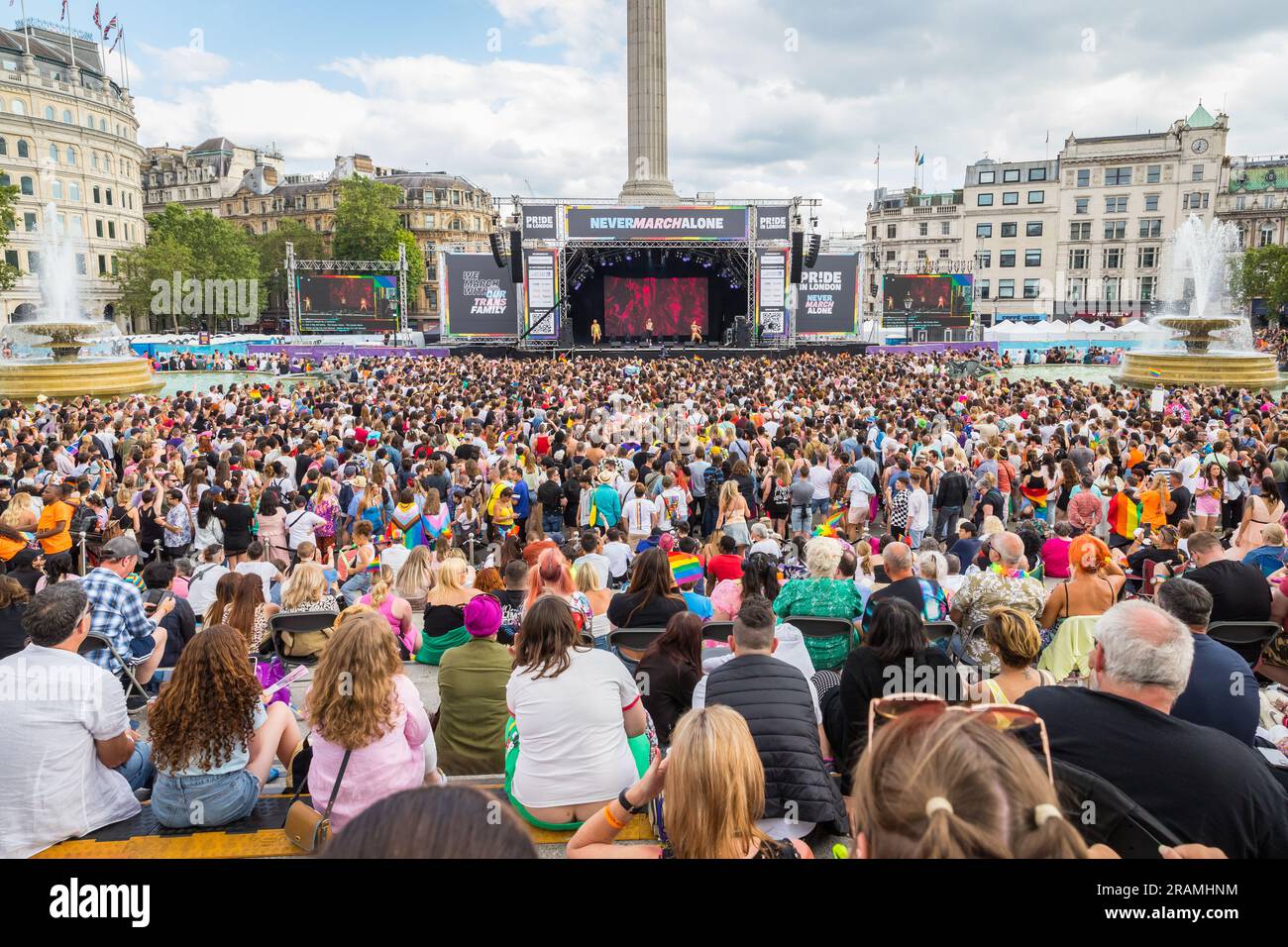 Allgemeiner Blick auf den Trafalgar Square während Pride in London Stockfoto