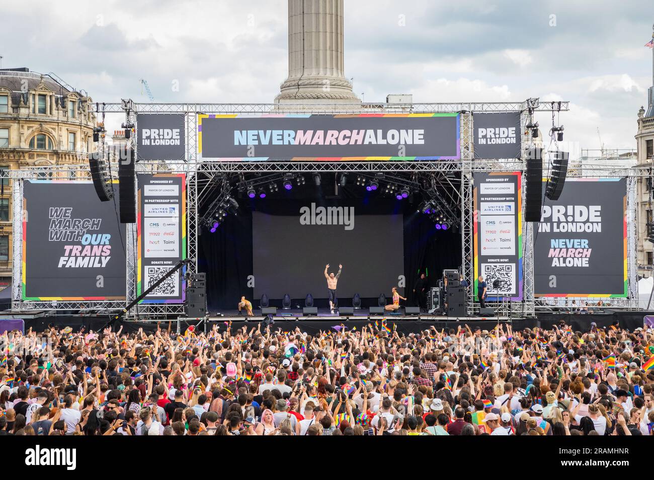 Allgemeiner Blick auf den Trafalgar Square während Pride in London Stockfoto