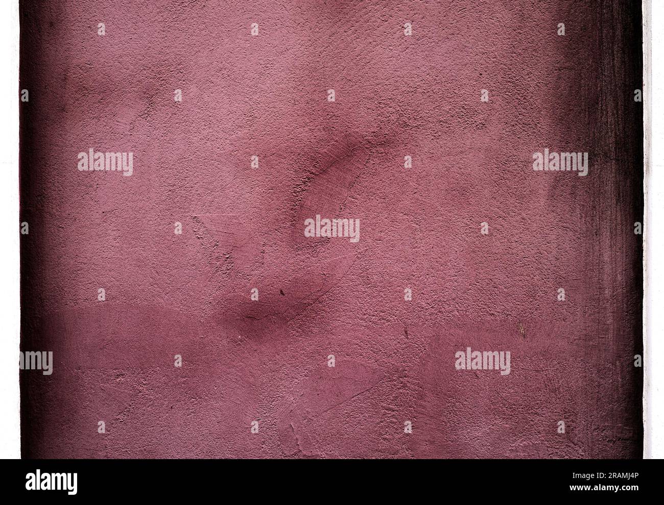 Rustikale, gedämpfte, burgunderrote Strukturoberfläche mit schmalen weißen Rändern. Stockfoto
