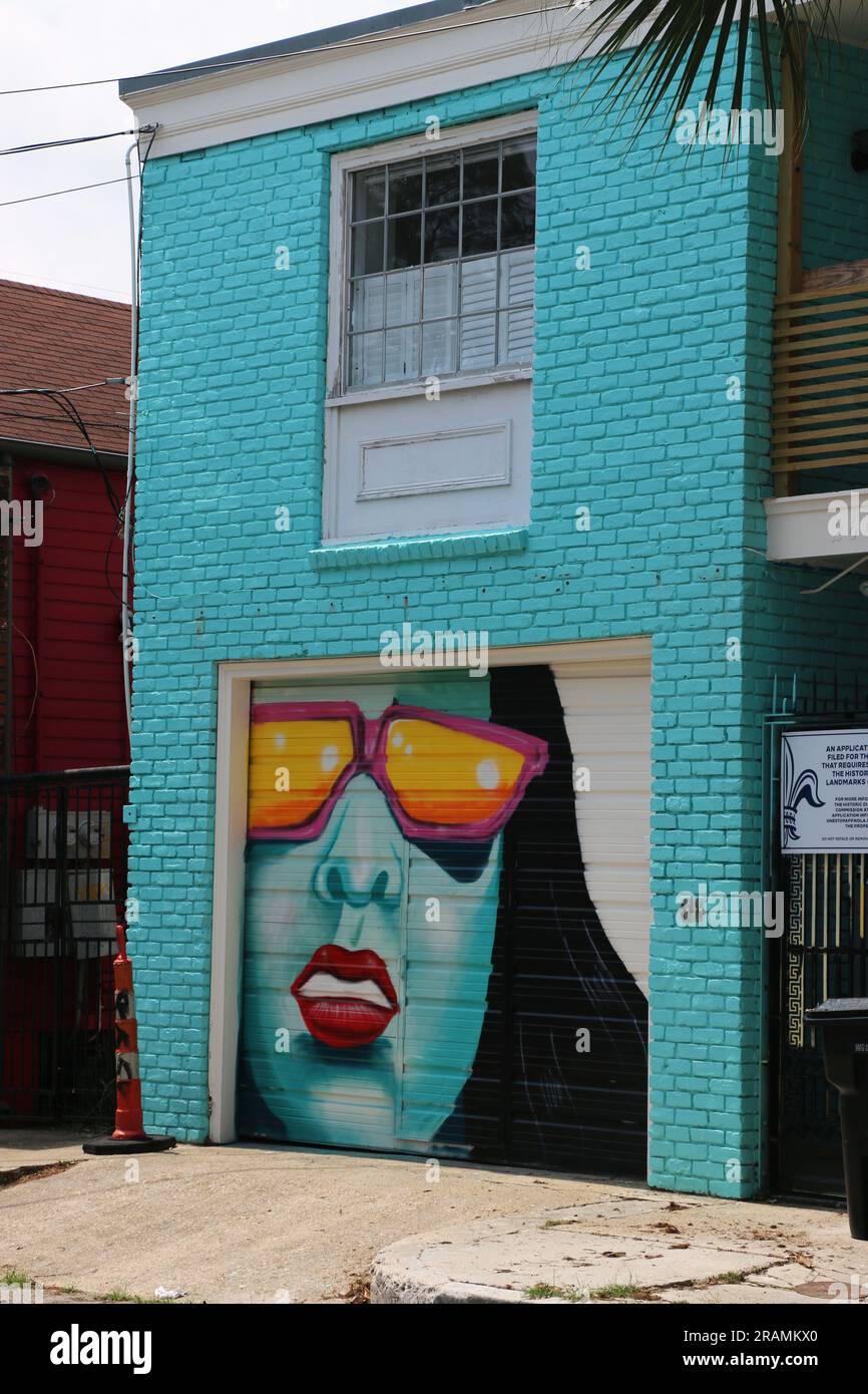 New Orleans, Louisiana, USA - 26. Juni 2023: Markantes Wandgemälde an einem Garagentor im Viertel Faubourg Marigny, New Orleans. Stockfoto