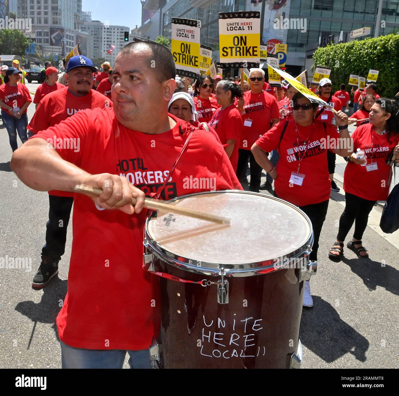 Los Angeles, Usa. 04. Juli 2023. Mitarbeiter im Gastgewerbe in Dutzenden von Hotels in Südkalifornien verbringen ihren 4. Juli an Streikposten, während sie im Streik bleiben und auf höhere Löhne und bessere Gesundheits- und Rentenleistungen drängen. Die Arbeiter verlangen höhere Löhne, einschließlich einer sofortigen Erhöhung von 5 Dollar pro Stunde, um die steigenden Wohnkosten zu bekämpfen, sowie erschwingliche Familiengesundheitsfürsorge, eine Rente und „eine faire und humane Arbeitsbelastung“, sagte die Gewerkschaft in einer Erklärung. Foto: Jim Ruymen/UPI Credit: UPI/Alamy Live News Stockfoto