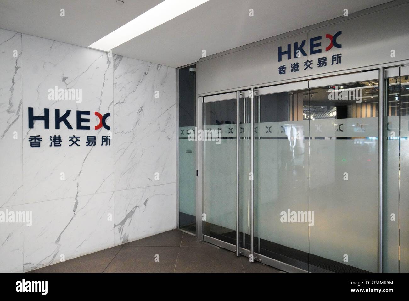 Das Logo von HKEX, das vor ihrem Büro zu sehen ist. Hong Kong Exchange and Clearing Limited (HKEX) ist ein führender Betreiber verschiedener Finanzmärkte, darunter Aktien-, Rohstoff-, festverzinsliche und Devisenmärkte. Sie verwaltet diese Märkte über ihre hundertprozentigen Tochtergesellschaften, nämlich die Stock Exchange of Hong Kong Limited (SEHK), Hong Kong Futures Exchange Limited (HKFE) und London Metal Exchange (LME). Stockfoto