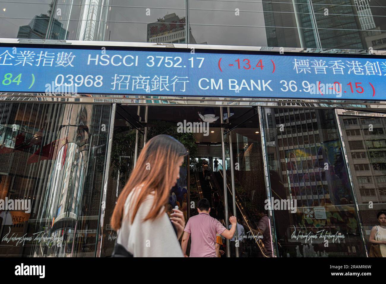 Die Leute gehen am Eingang des HKEX vorbei. Hong Kong Exchange and Clearing Limited (HKEX) ist ein führender Betreiber verschiedener Finanzmärkte, darunter Aktien-, Rohstoff-, festverzinsliche und Devisenmärkte. Sie verwaltet diese Märkte über ihre hundertprozentigen Tochtergesellschaften, nämlich die Stock Exchange of Hong Kong Limited (SEHK), Hong Kong Futures Exchange Limited (HKFE) und London Metal Exchange (LME). Stockfoto
