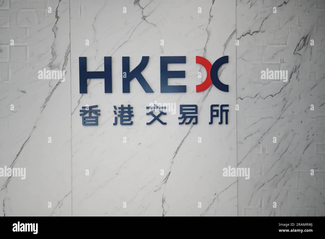 Hongkong, China. 4. Juli 2023. Das Logo von HKEX, das vor ihrem Büro zu sehen ist. Hong Kong Exchange and Clearing Limited (HKEX) ist ein führender Betreiber verschiedener Finanzmärkte, darunter Aktien-, Rohstoff-, festverzinsliche und Devisenmärkte. Sie verwaltet diese Märkte über ihre hundertprozentigen Tochtergesellschaften, nämlich die Börse von Hong Kong Limited (SEHK), Hong Kong Futures Exchange Limited (HKFE) und London Metal Exchange (Kreditbild: © Michael Ho Wai Lee/SOPA Images via ZUMA Press Wire), NUR REDAKTIONELLE VERWENDUNG! Nicht für den kommerziellen GEBRAUCH! Stockfoto