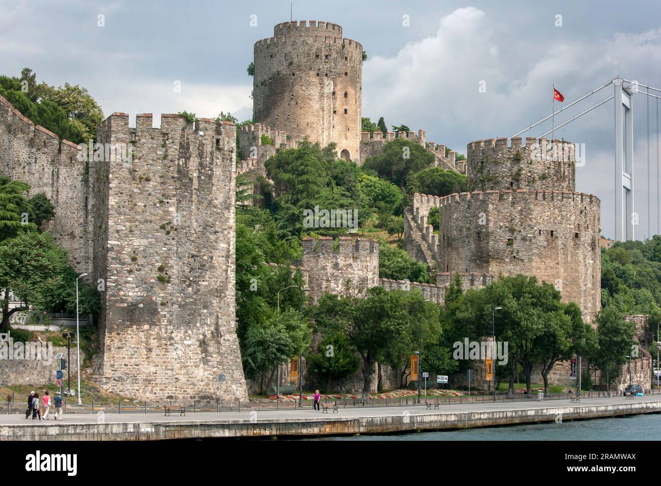Ein Abschnitt der Rumeli-Festung neben dem Bosporus bei Istanbul in Turkiye. Sichtbar sind die Vorhangwände und Türme. Stockfoto