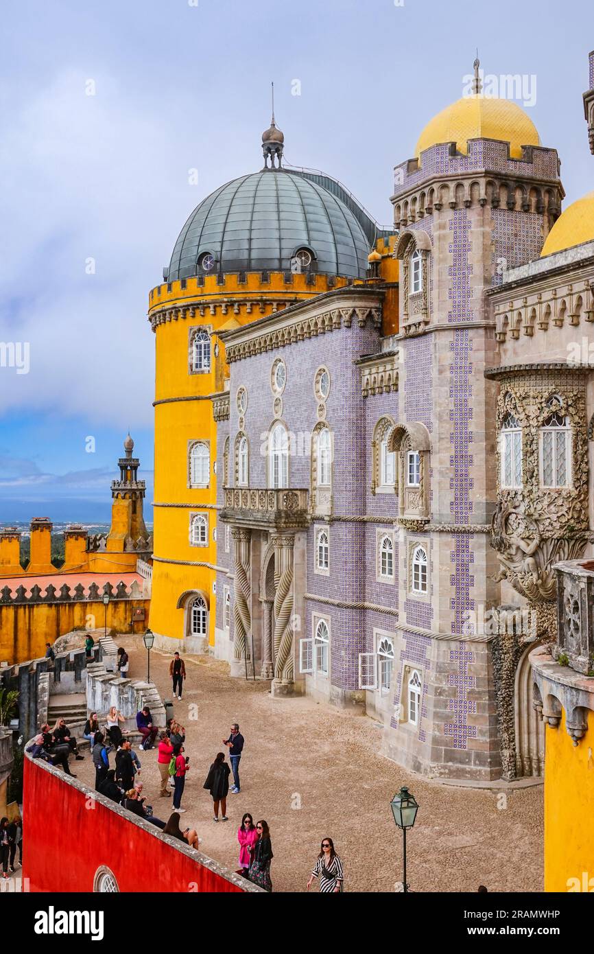 Geometrische maurisch gemusterte Fliesen schmücken die Fassade auf der Vorderterrasse des Pena-Palastes oder des historischen Schlosses Palácio da Pena in Sintra, Portugal. Das Märchenschloss gilt als eines der schönsten Beispiele der portugiesischen Romantik aus dem 19. Jahrhundert der Welt. Stockfoto
