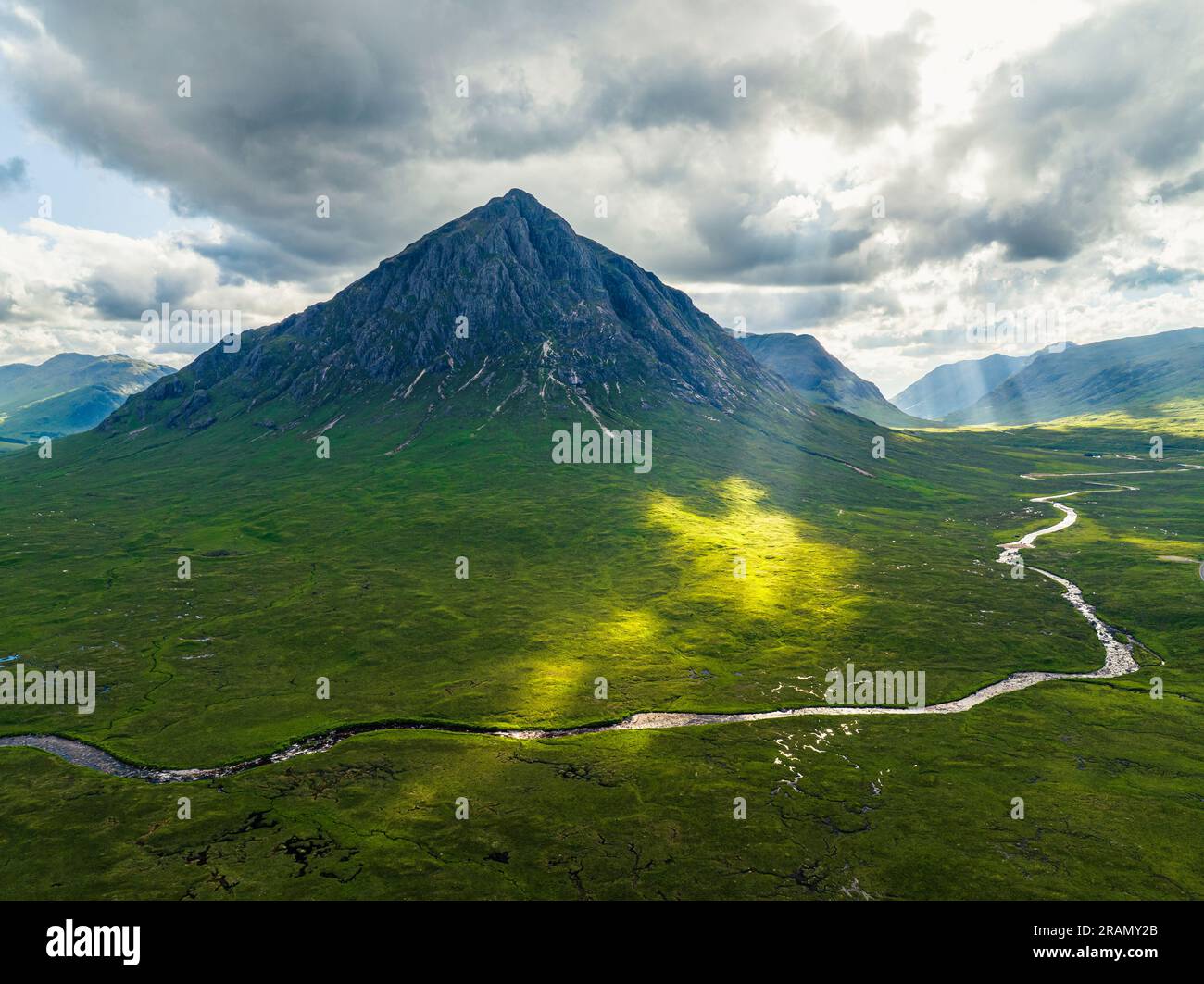 Rannoch Moor und Berge rund um Buachaille Etive Mòr von einer Drohne, River Coupall, Glen Etive und River Etive, Highlands, Schottland, Großbritannien Stockfoto